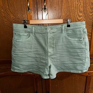 AE Women’s Relaxed Fit Shorts (Green)